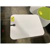 Image 2 : WHITE MOBILE ( 17"L X 22"W X 25"H ) TECHNICAL TABLE