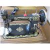 Image 2 : WHITE TREADLE SEWING MACHINE