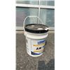 Image 2 : 5 GALLON PAIL OF HYDRAULIC OIL