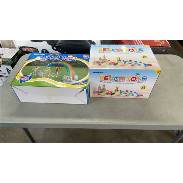 NEW INFLATABLE RAINBOW SPRINKLER AND 26 PC BEACH TOYS