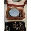 Image 5 : TRAY OF JEWELRY AND MAKEUP CASE WITH PERFUME