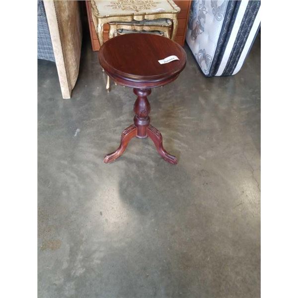 ROUND CARVED CLAWFOOT END TABLE