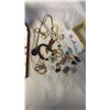 Image 2 : SMALL PORCELAIN JEWELRY BOX WITH CONTENTS AND NECKLACE SET
