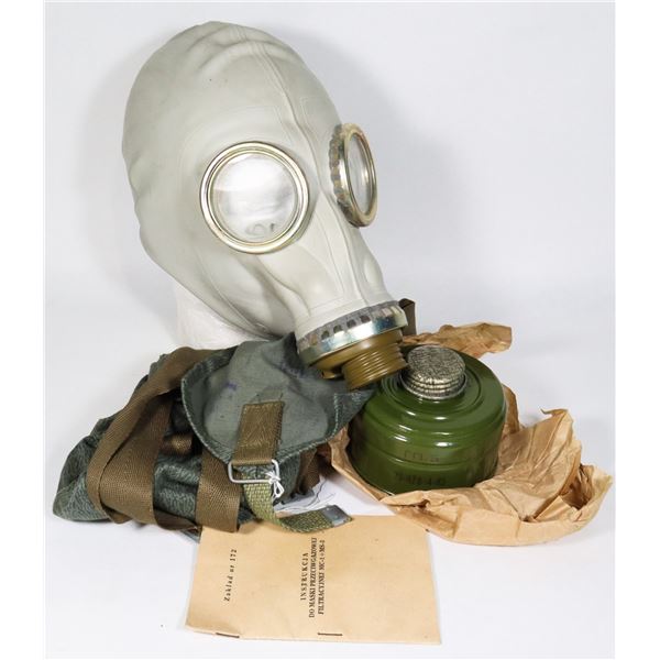 #188 EAST GERMAN GAS MASK IN BAG RUBBER COLD WAR