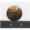 Image 1 : #386 WW2 AMERICAN PEAKED CAP BADGE INSIGNIA