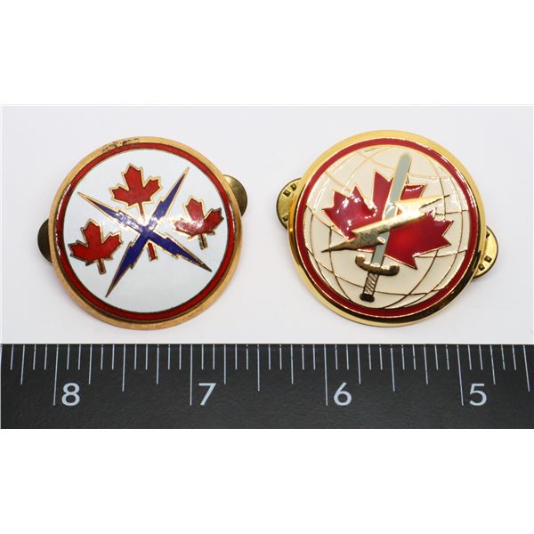 #422  PAIR POCKET BADGE CANADA COMMUNICATIONS