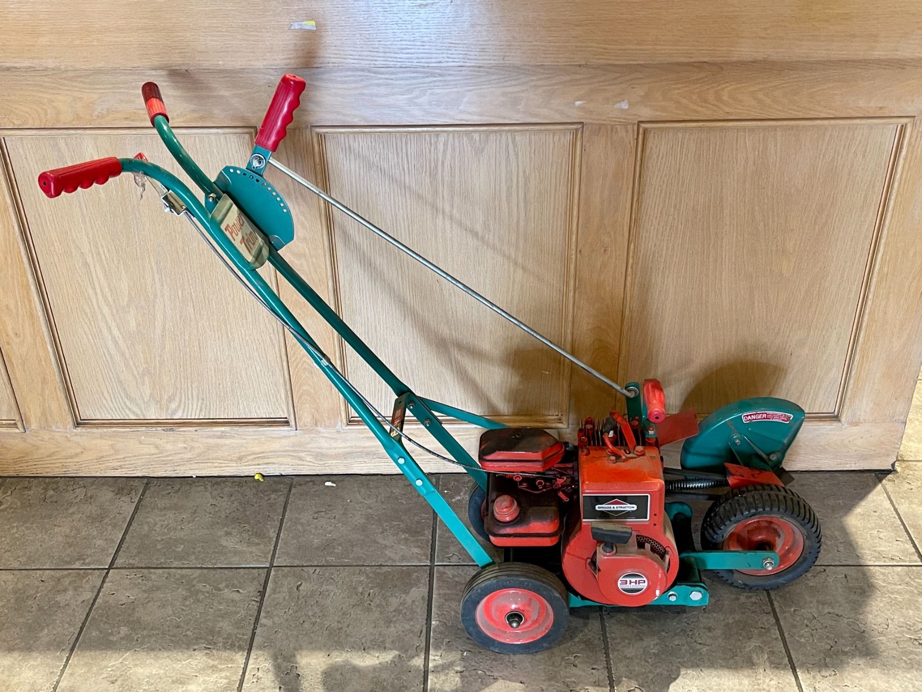 Briggs Stratton 3HP power trim lawn edger Briggs Stratton 3HP power trim lawn edger