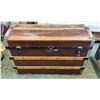 Image 1 : Storage trunk / chest (approx 33" W x 19" L x 22" H)