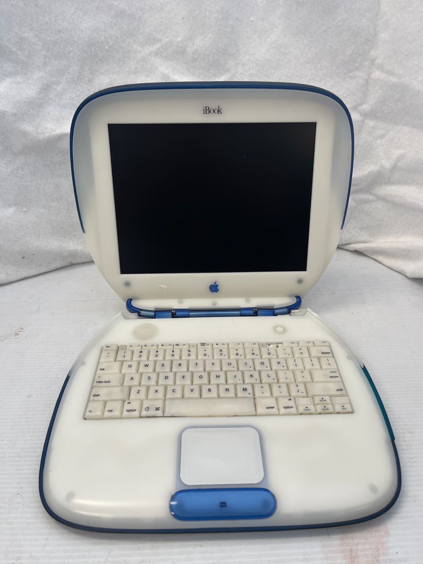 Vintage Apple Blue Clamshell IBook G3 Model M6411 Vintage Apple Blue Clamshell IBook G3 Model M6411