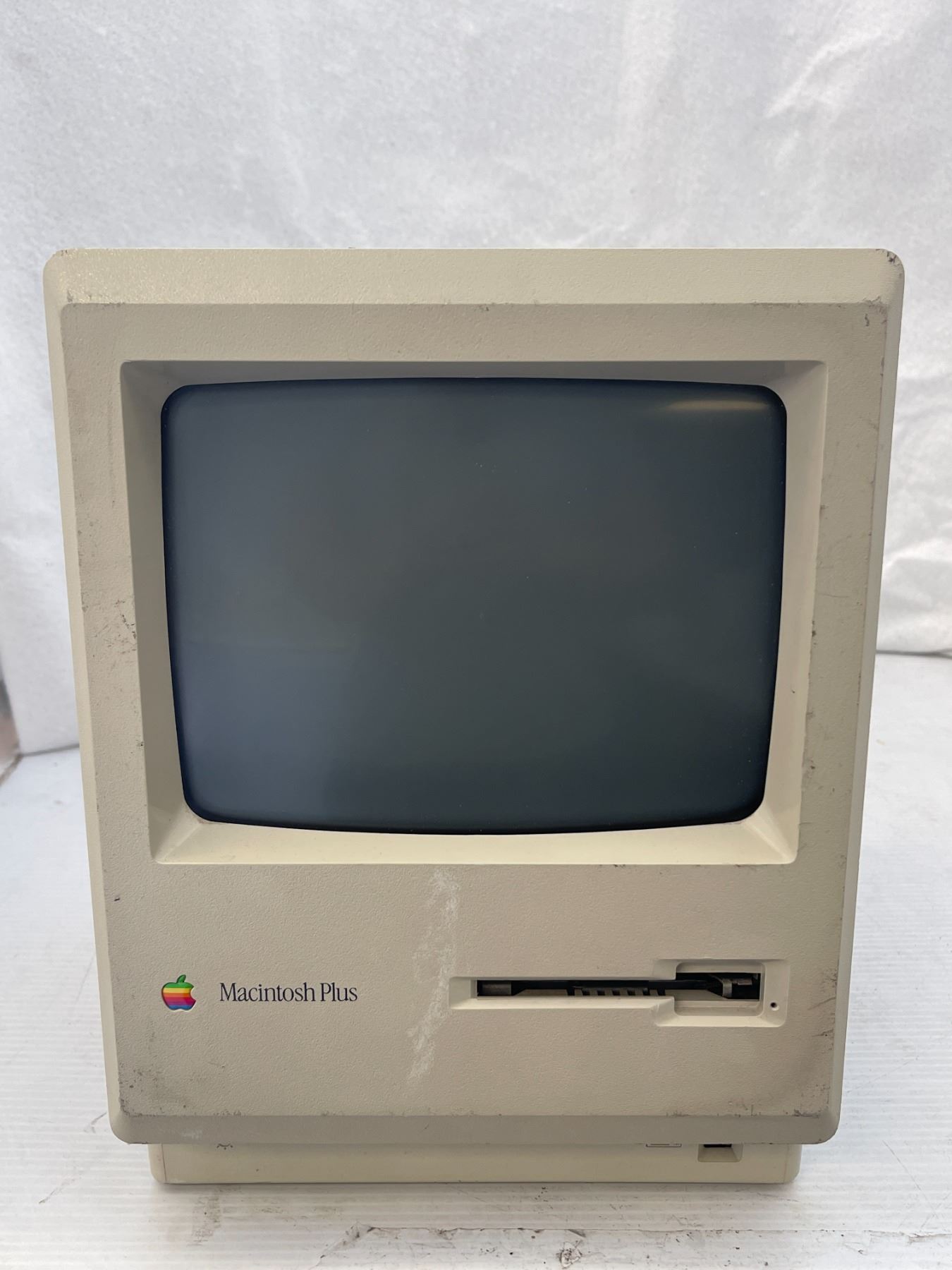 Macintosh Plus Rear Vintage Apple computers - Macintosh Plus - Model: M0001A