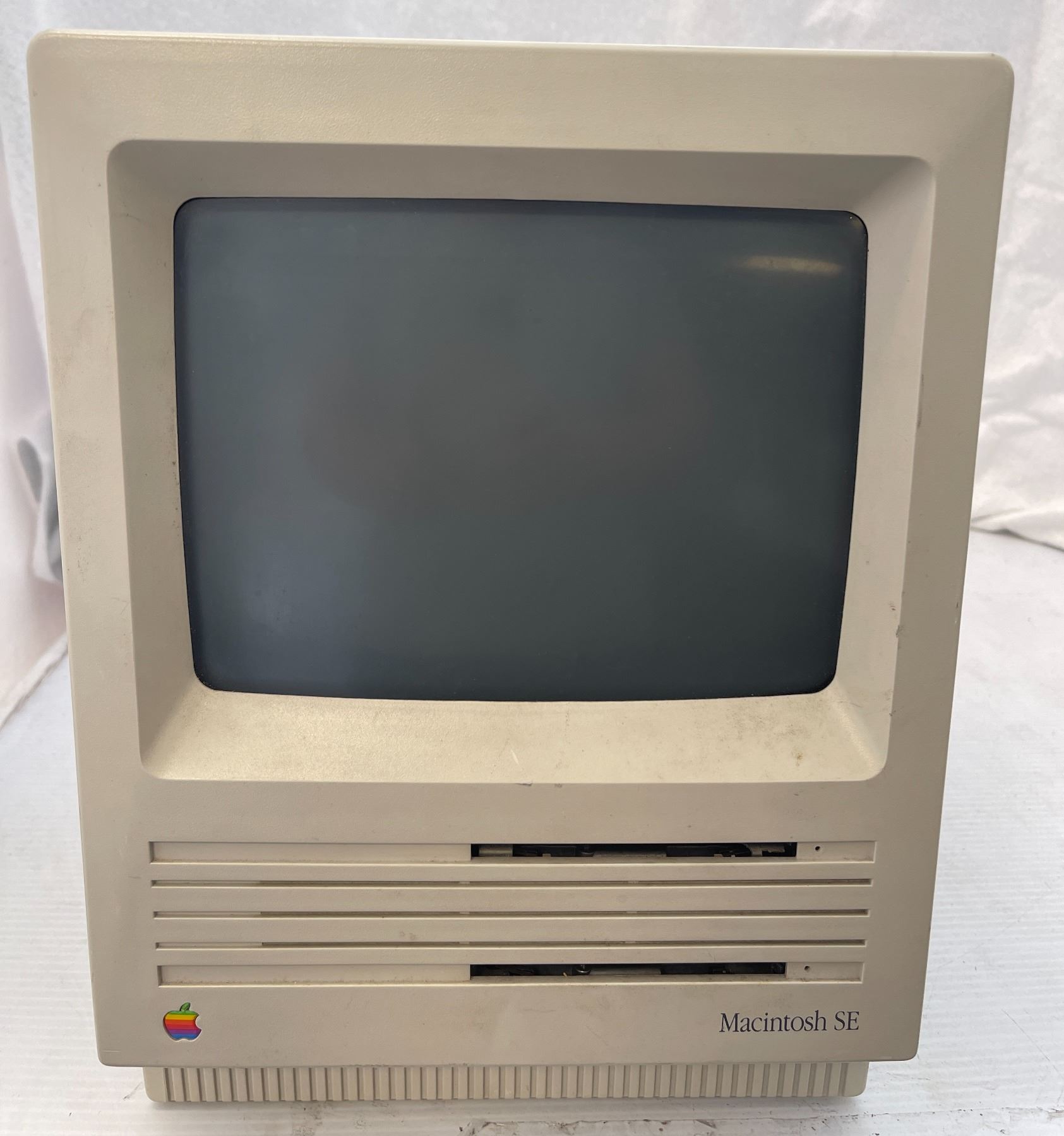 Vintage Apple computers - Macintosh SE - 1 Mbyte Ram, Two 800k Drives ...