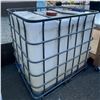Image 2 : IBC tank w/ plastic pallet