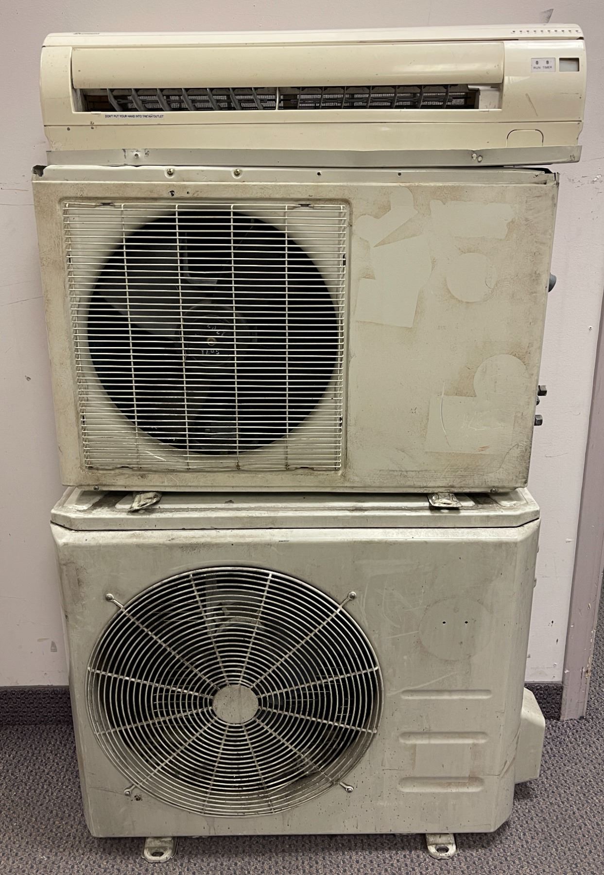 Group of 2 Chigo room air conditioners model KFR25GW/BGb