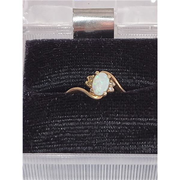 10K GOLD AND DIAMOND AND OPAL ESTATE RING