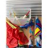 Image 1 : BUCKET WITH 3 KITES