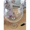 Image 3 : LARGE LOT OF BEAUTIFUL GLASSWARES AND VASES