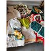 Image 1 : LOT OF OVEN MITTS, NEW DISH CLOTHS, HAND TOWELS
