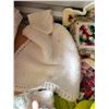 Image 2 : LOT OF OVEN MITTS, NEW DISH CLOTHS, HAND TOWELS