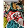 Image 4 : LOT OF OVEN MITTS, NEW DISH CLOTHS, HAND TOWELS