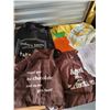 Image 1 : LOT OF NEW AND VINTAGE APRONS, DISH CLOTHS