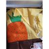 Image 3 : LOT OF NEW AND VINTAGE APRONS, DISH CLOTHS
