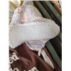 Image 7 : LOT OF NEW AND VINTAGE APRONS, DISH CLOTHS