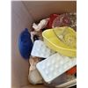 Image 2 : MEDIUM SIZED MOVING BOX WITH VARIOUS GOODIES