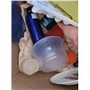 Image 4 : MEDIUM SIZED MOVING BOX WITH VARIOUS GOODIES