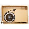 Image 1 : 2 SECURITY CAMERAS (1 NEW IN BOX)