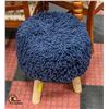 Image 1 : 3-LEGGED SHAG-TOP STOOL 20"H