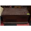 Image 1 : VINTAGE WOODEN STEAMER TRUNK *HEAVILY WORN OVER