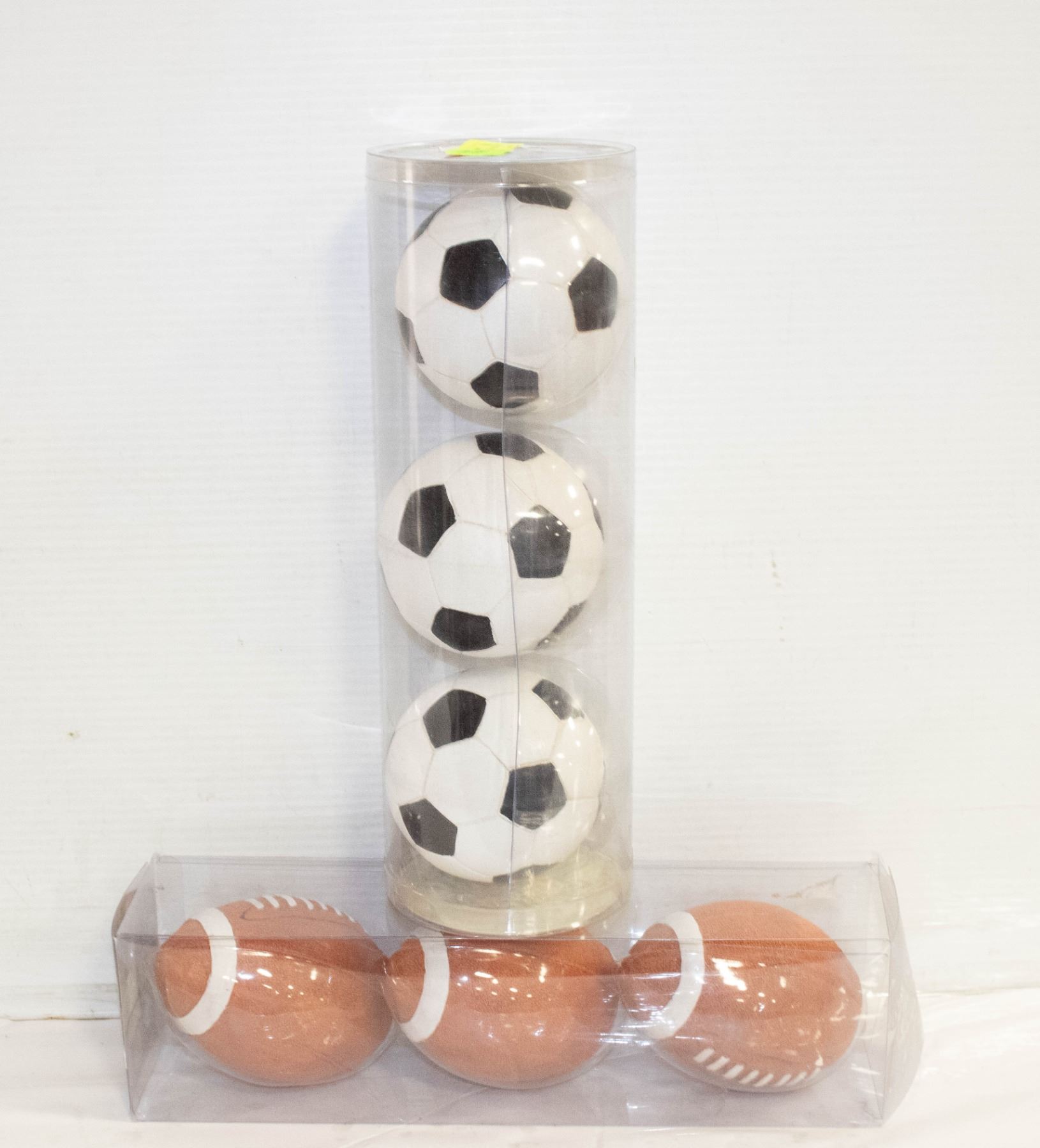 3 MINI FOOTBALLS AND 3 MINI SOCCER BALLS