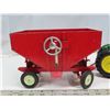 Image 2 : Metal John Deere Tractor #584 + Metal Red Hopper Trailer