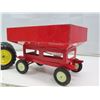 Image 7 : Metal John Deere Tractor #584 + Metal Red Hopper Trailer