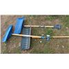 Image 2 : 2 shovels
