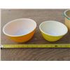 Image 2 : 2 Vintage yellow Pyrex bowls & Ceramic bowl