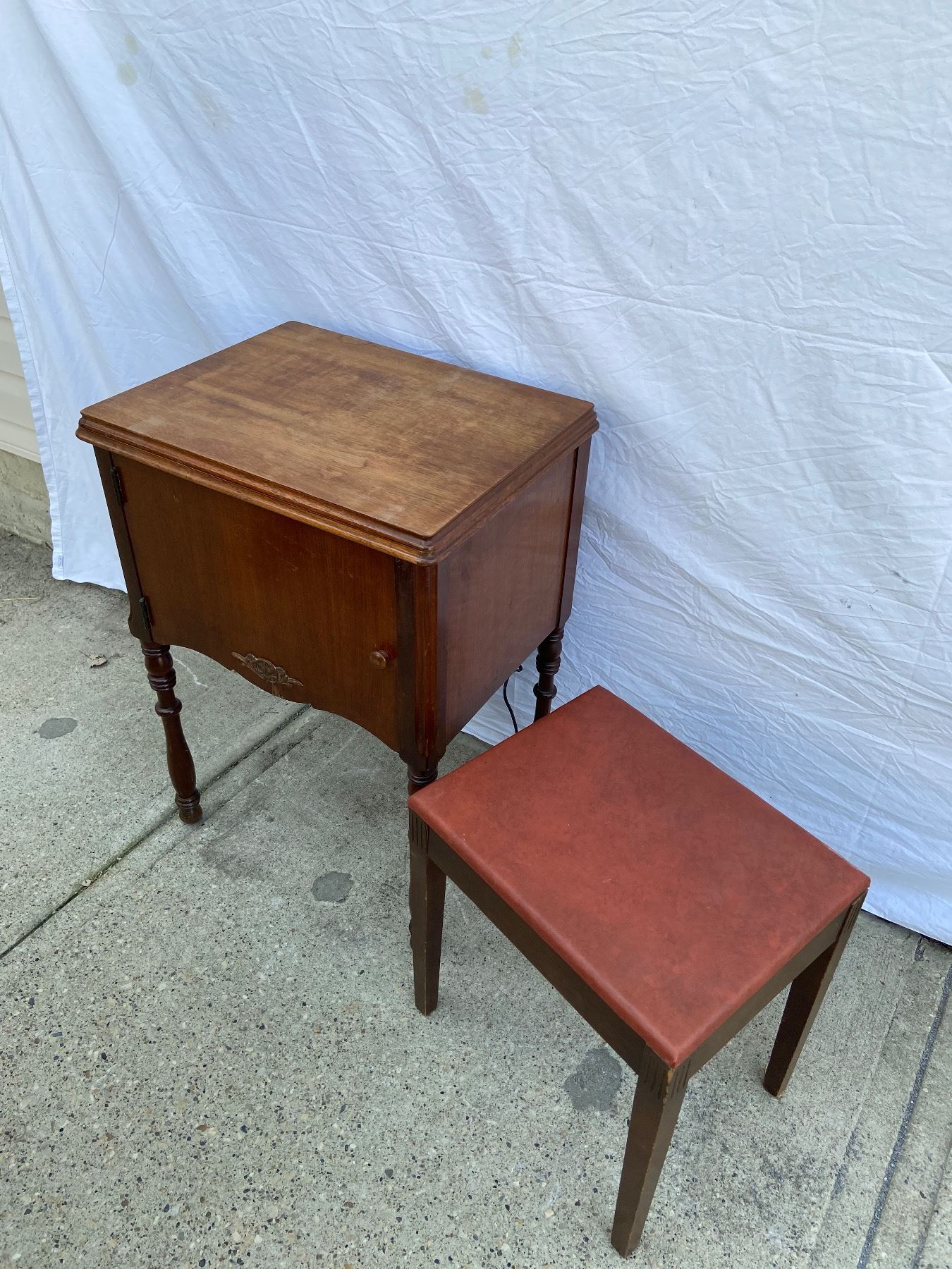 Singer Sewing Machine with Bench - Sunrise Estate Services Ltd