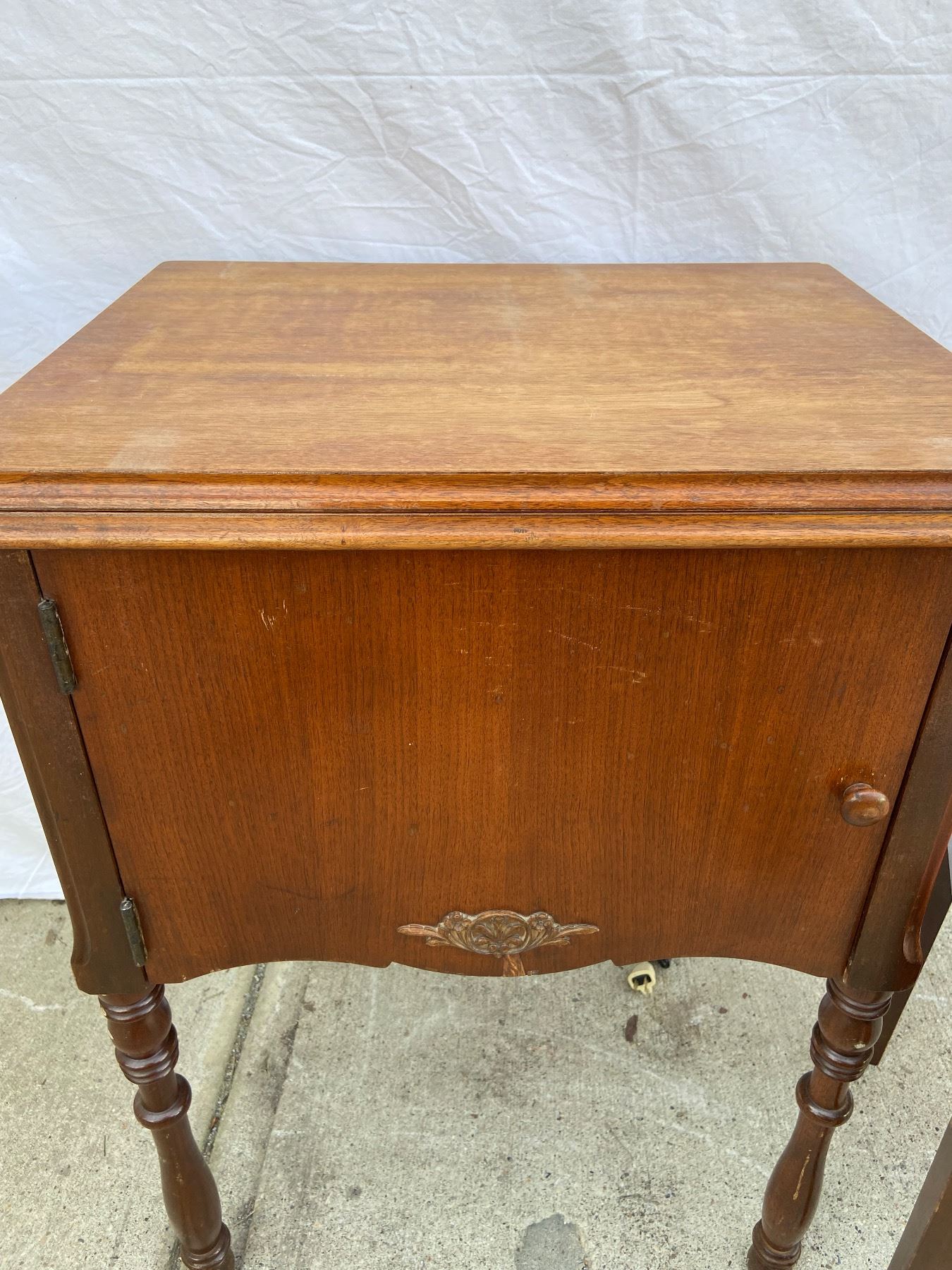Singer Sewing Machine with Bench - Sunrise Estate Services Ltd