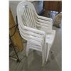 Image 2 : 4 plastic lawn chairs