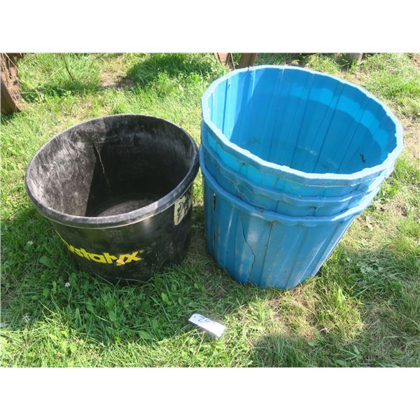 4 Heavy duty plastic feeding buckets