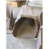 Image 5 : 3 metal feed shovel bins
