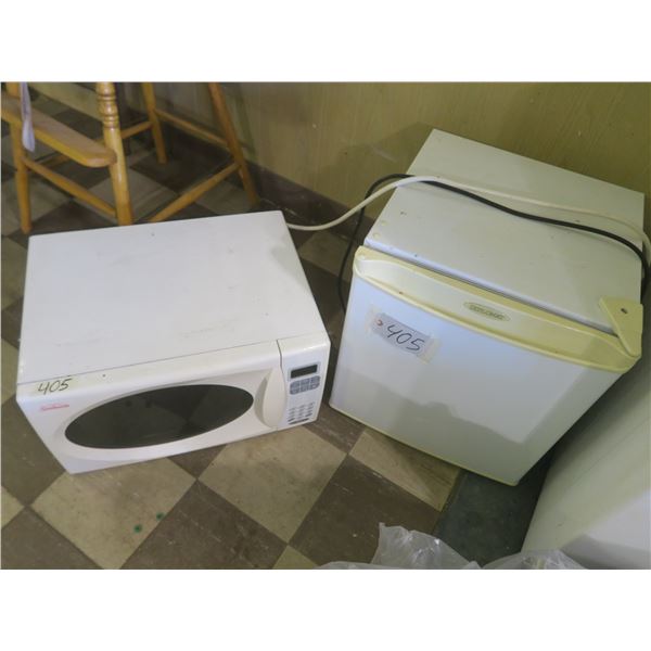 Sunbeam Microwave & Apartment Diplomat Fridge (17”x17”x19.5”) – working before put in storage.