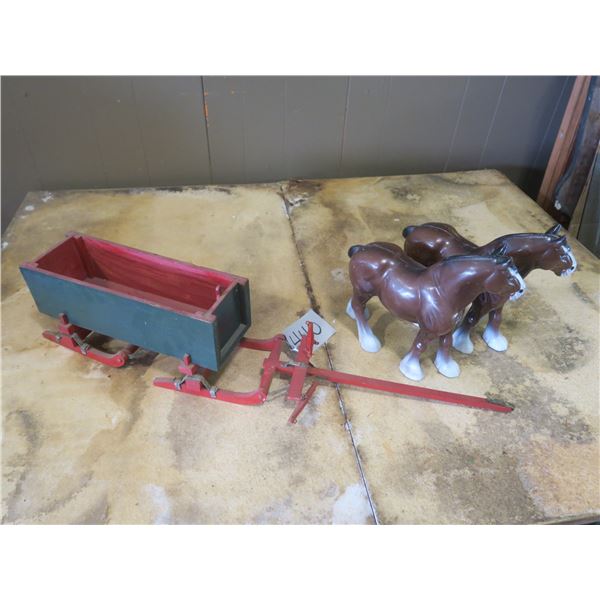 2 Horses and Hay Sled Décor