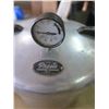 Image 4 : 3 Pressure Cookers