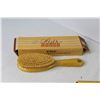 Image 2 : Vintage Hair Brush - Vintage Lion Head Brush & Shoehorn Set