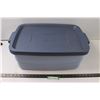 Image 1 : Rubbermaid Tote w/ Lid