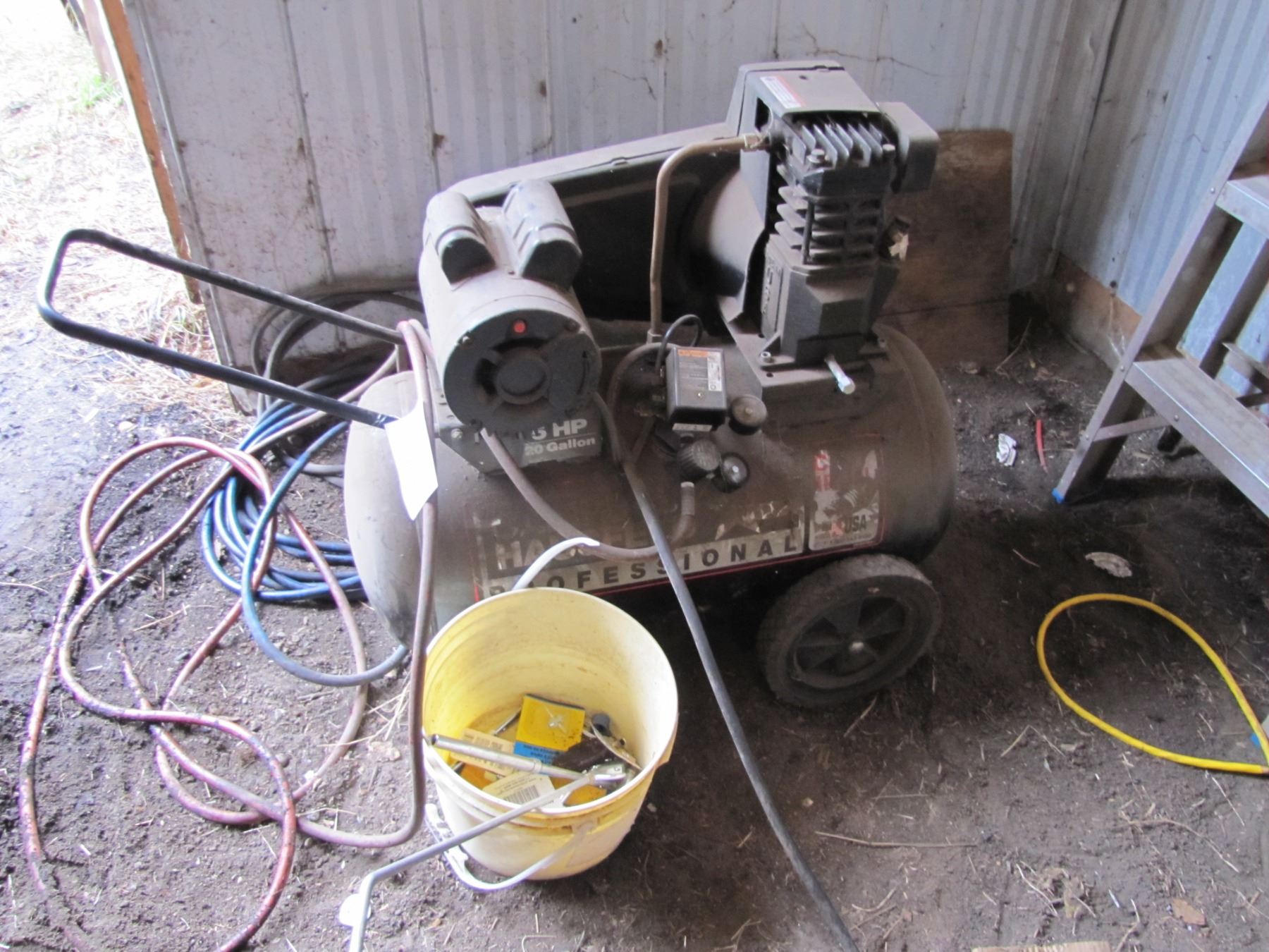 Campbell hausfeld air compressor With assorted accessories works but