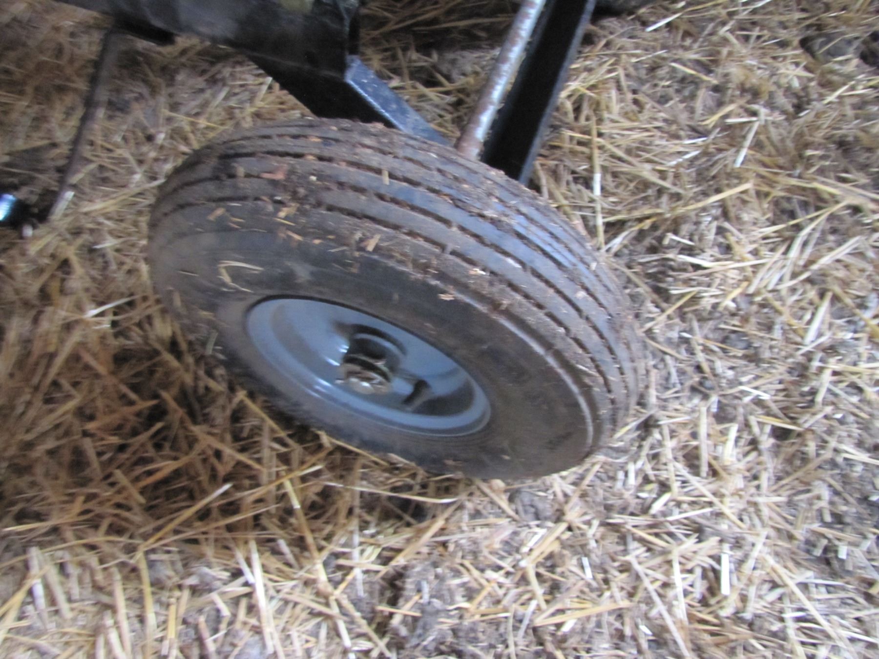 Yardworks 2 wheeled Self dumping wheelbarrow Tires need to be re