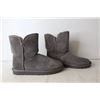 Image 2 : Pair of Women's Kirkland Boots - Size 10