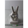 Image 1 : Hand Giving the Peace Sign Statue (5.5 x 4 x 11")